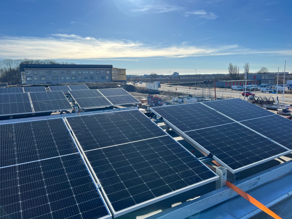 I slutet på februari installerades de tre första enheterna på Ikano Bostads byggbodar i Elinegård i Malmö. Tillsammans har de kapacitet att producera 12 000 kWh per år. 