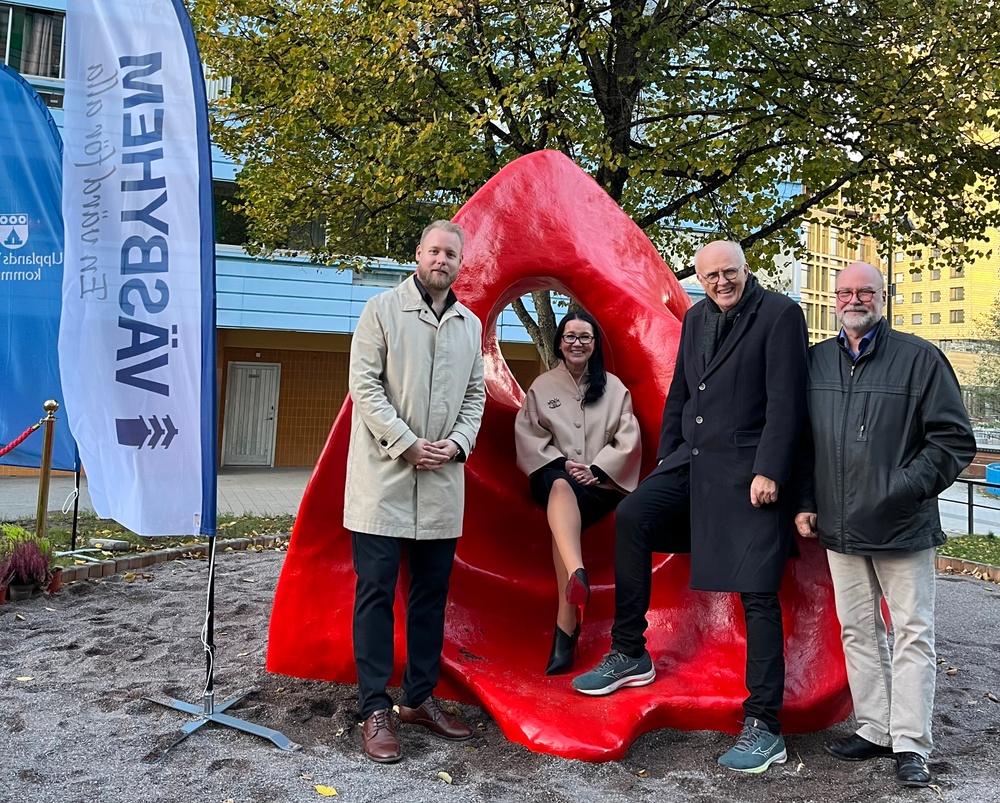 Jakob Gustafsson, styrelseordförande för Väsbyhem, Amra Barlov Lindqvist, vd på Väsbyhem, Lars-Axel Nordell, son till konstnären Axel Nordell och Roland Storm, kommunstyrelsens vice ordförande och gruppledare för Väsbys Bästa.