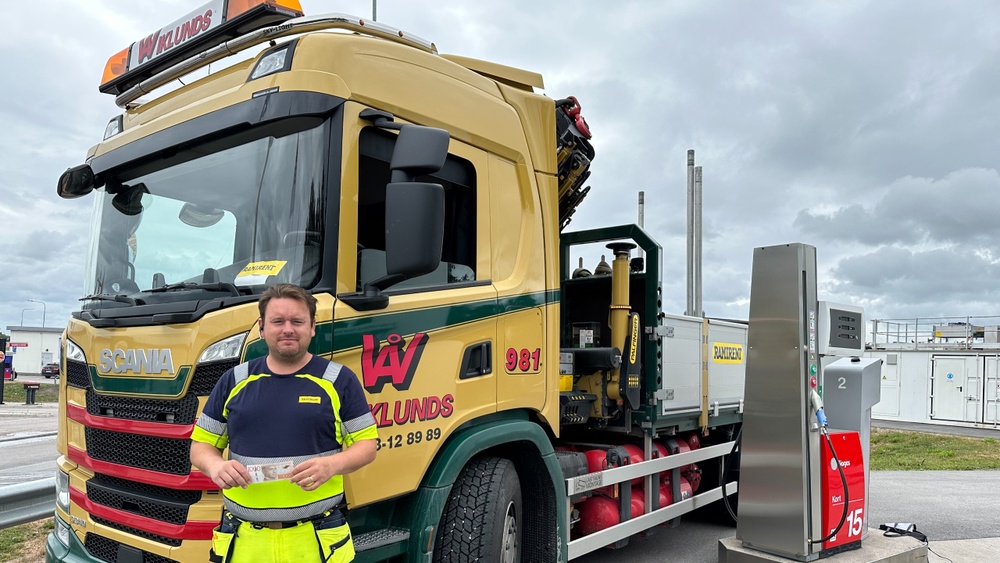 Erik Lindström, chaufför, Wiklunds Åkeri. ”För oss fungerar biogas mycket bättre än el då det inte finns lika bra lösningar där än för tung trafik. Inte minst saknas det infrastruktur. Jag gillar även att Scanias lastbilar går på 100 procent biogas"