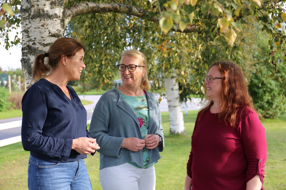 Från vänster: Kristina Tell engagerad Eggbybo, Gunilla Druve Jansson, kommunstyrelsens ordförande i Skara kommun,
Marie-Christine Persson Ordförande Eggby - Istrum - Öglunda Hembygdsförening.