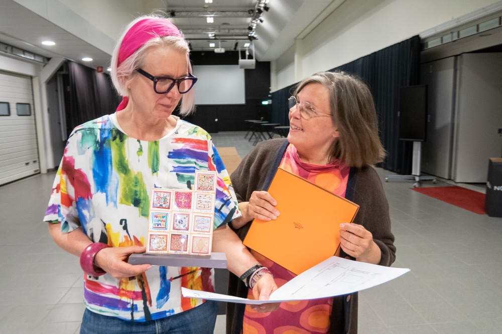 Eva Karlsson och Margareta Backström-Öberg i den mässhall där utställningen av Hermèssjalar kommer att vara. 