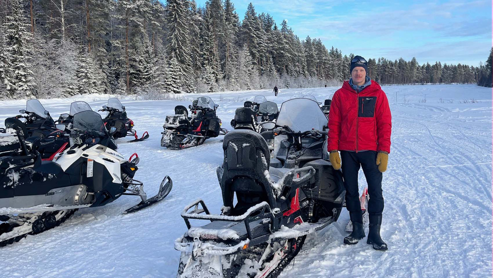 Hos Explore Luleå fick de franska besökarna prova på aktiviteter som snöskoter, isfiske och snöskovandring.