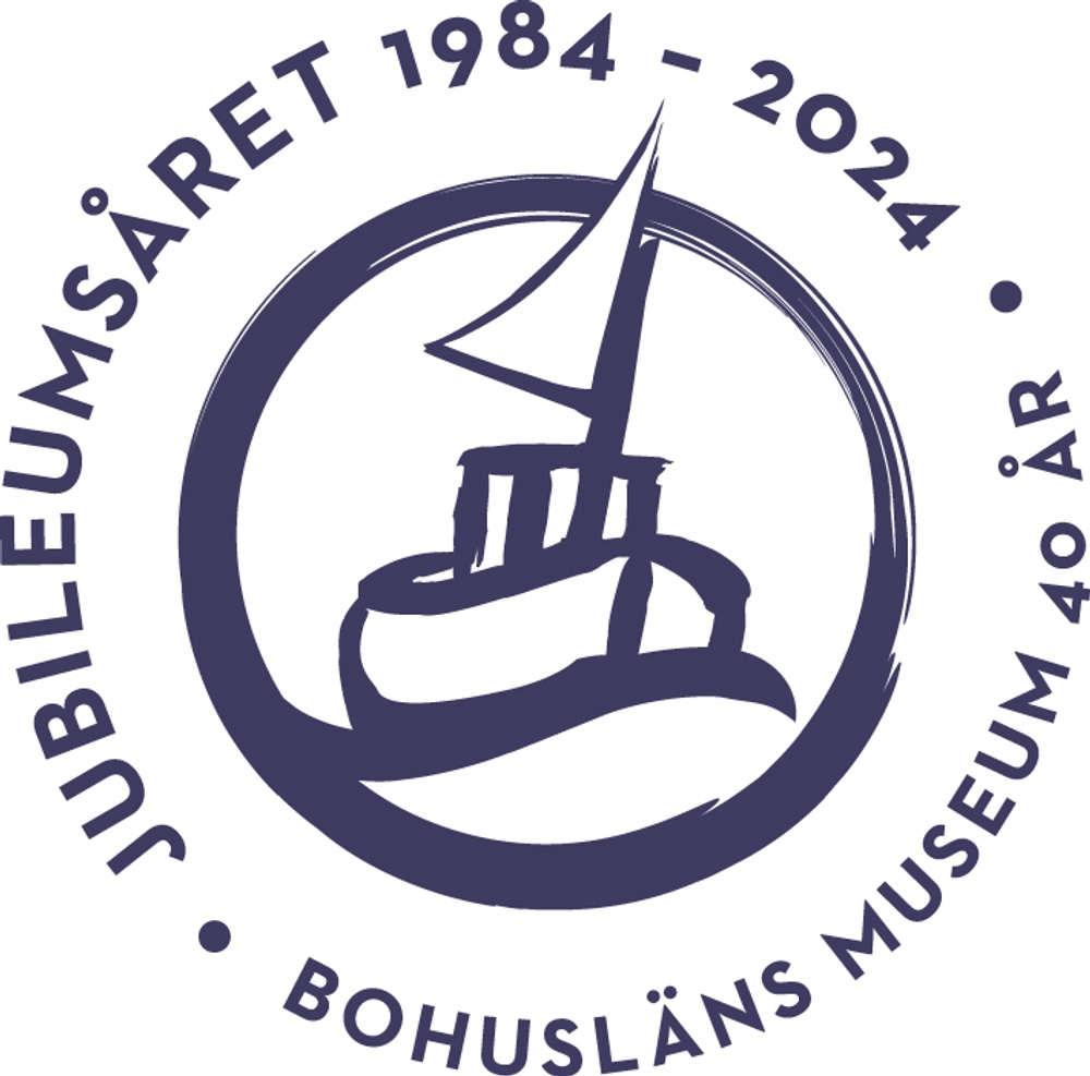 Logotyp. En blå, stilierad fiskebåt med segel. Runt den en blå cirkel. Banformat runt cirkeln står "Jubileumsåret 1984-2024, Bohusläns musuem 40 år".