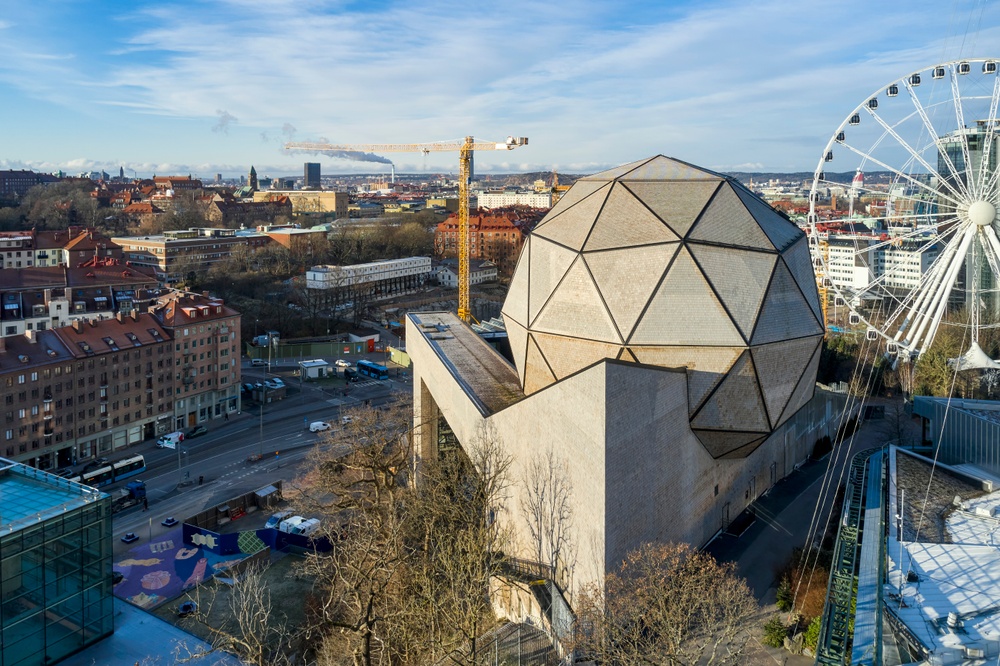 Universeum med Wisdome i förgrunden och Korsvägen i bakgrunden.