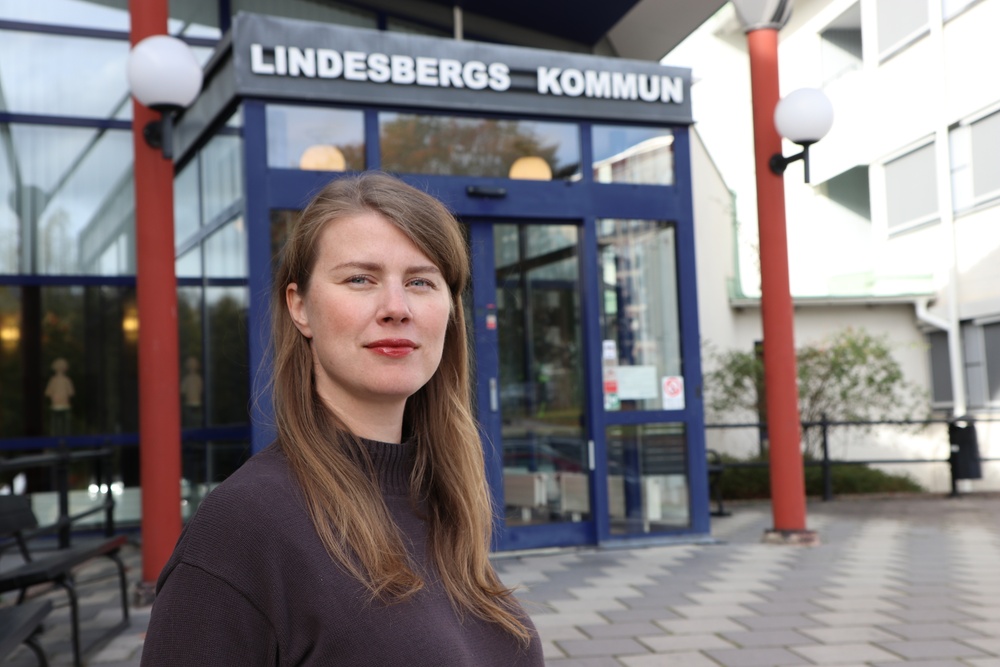 Kanslichef Anna Lundström står framför kommunhuset i Lindesberg. 