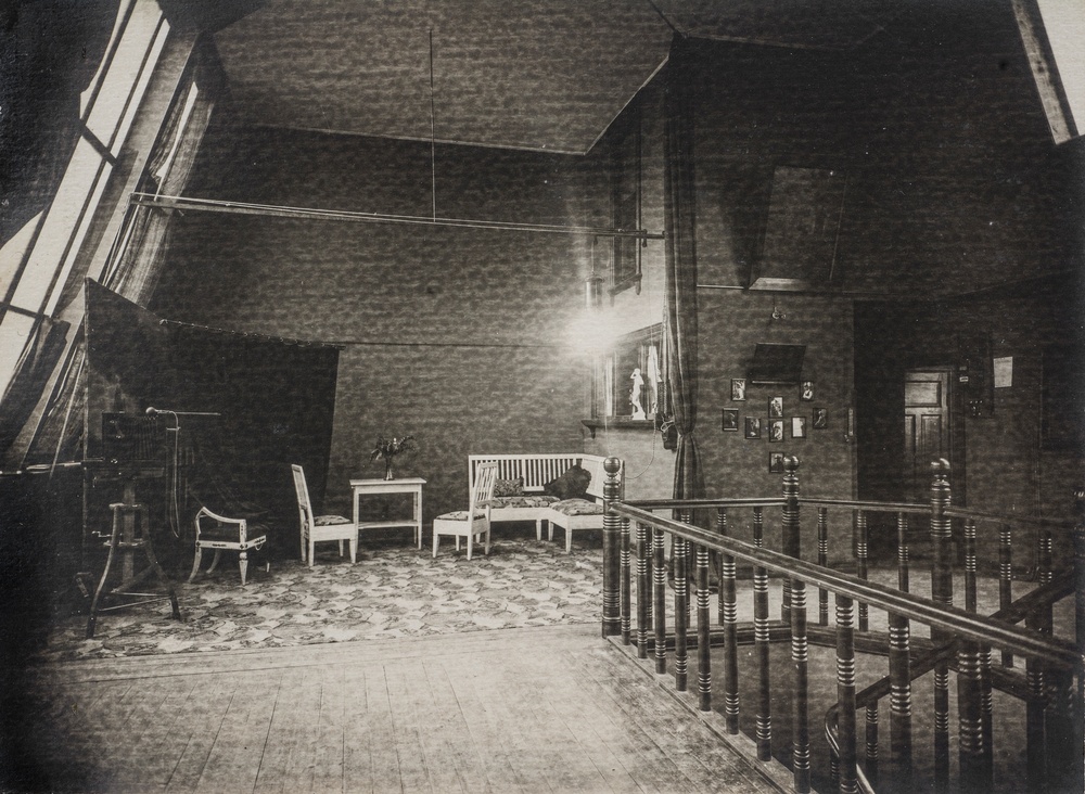 Ida Ekelunds atélje låg på översta våningen i det hus som fotografen Maria Jonn hade byggt på Stora Gråbrödersgatan 12 i Lund. Okänd fotograf. 