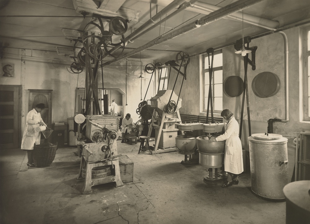 Plant processing in the Weleda Production Plant, Schwäbisch Gmünd, late 1920s © Weleda Archive
