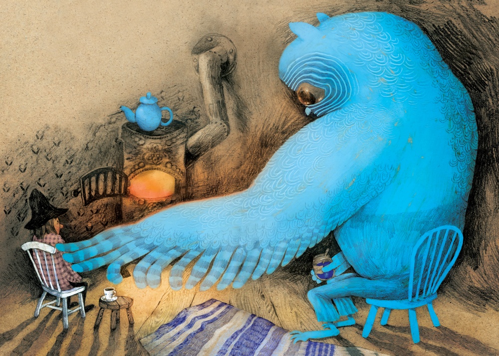 Bild av Lotta Geffenblad ur boken "Blå ugglan" (2023). Uppslag. Stor blå uggla tröstar människa framför kamin.   
