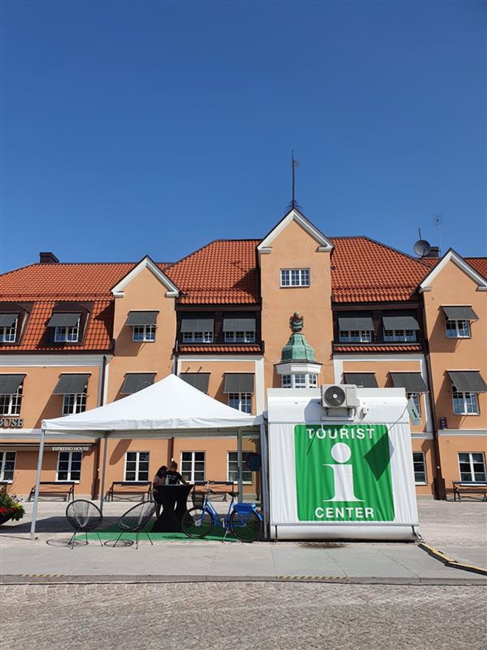 Turistinformation på Stortorget i Karlskrona sommaren 2023.