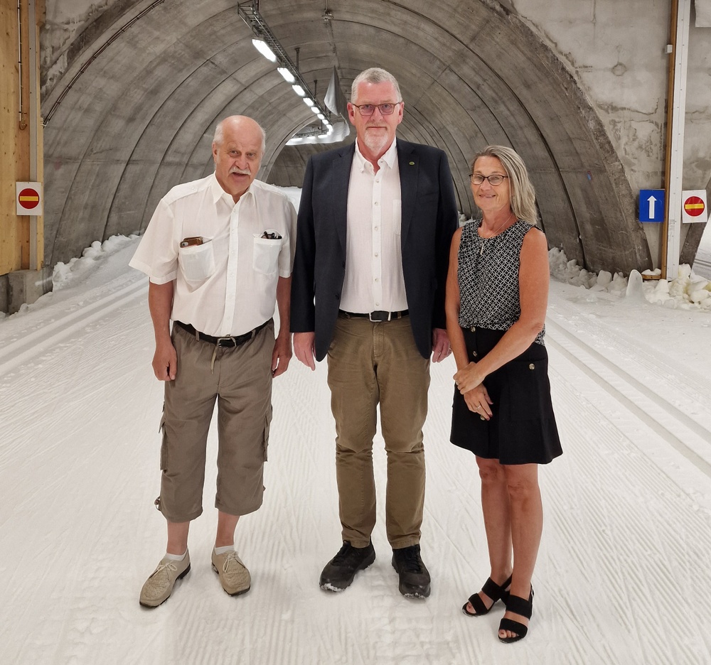 Ett svalkande besök i skidtunneln var ett uppskattat inslag när trafikutskottets vice ordförande Thomas Morell (SD) besökte Torsby och Torsby Flygplats. På varsin sida om honom Torsbypolitikerna Torbjörn Olsson (SD) och Susanne Sätterlund (SD). 