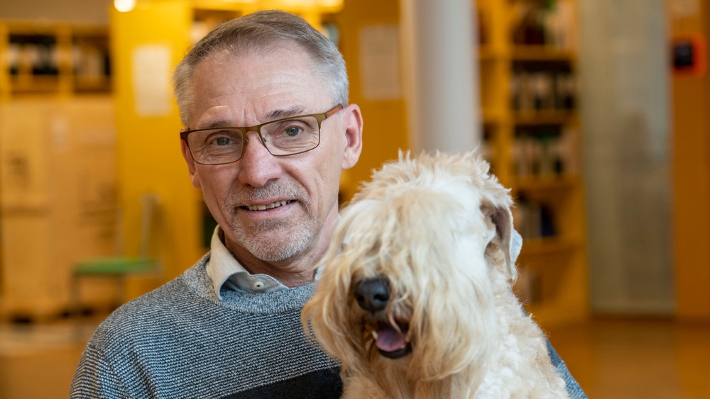 Svenska Kennelklubbens ordförande Thomas Uneholt med Irish softcoated wheaten terriern Merida. Foto: Måns Engelbrektsson
