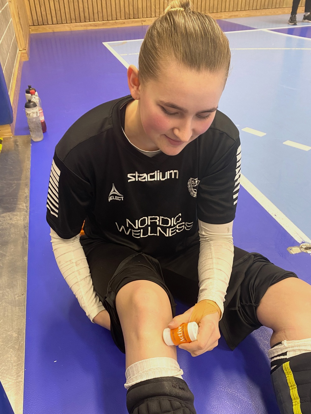 Felicia Palm Robertsson i Skuru Damlag förbereder för träning med Active Anti Friction Balm. 