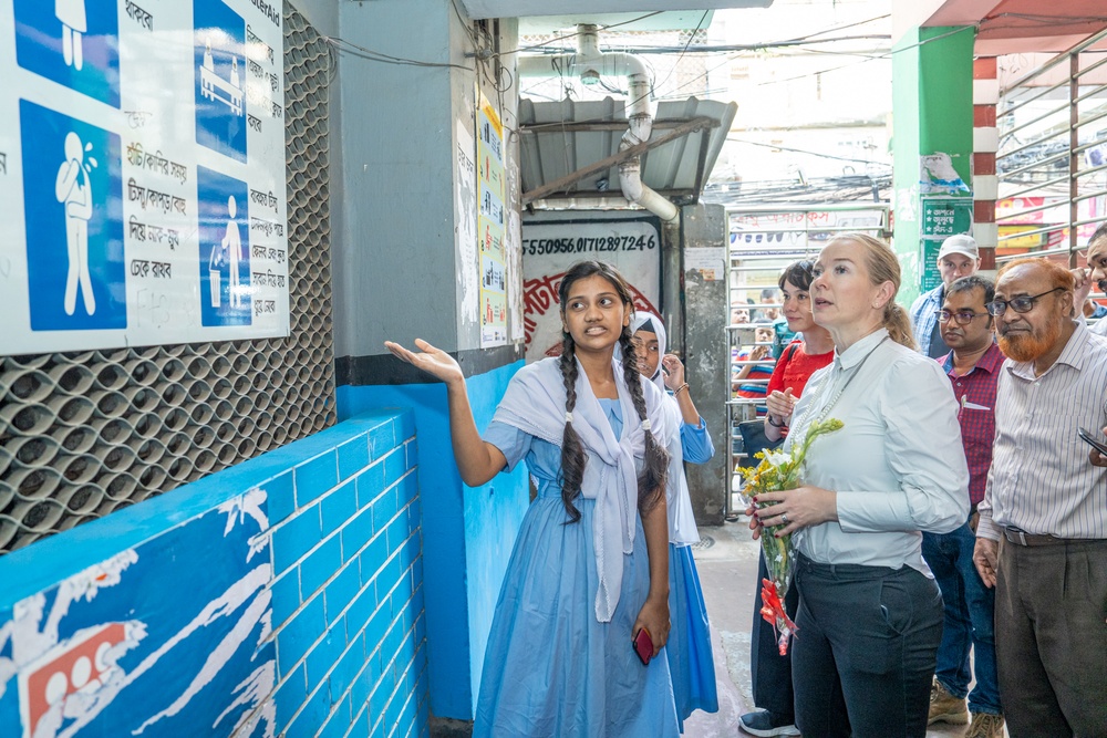 Statssekreterare Diana Janse och Alexandra Berg von Linde, Sveriges ambassadör i Bangladesh, besöker Mohakhali Model High School.