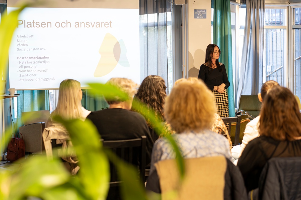 Deltagare i en utbildning lyssnar på Melinda Sjunnesson, jurist och processledare på Malmö mot Diskriminering som står framför en presentation där det står "Platsen och ansvaret".