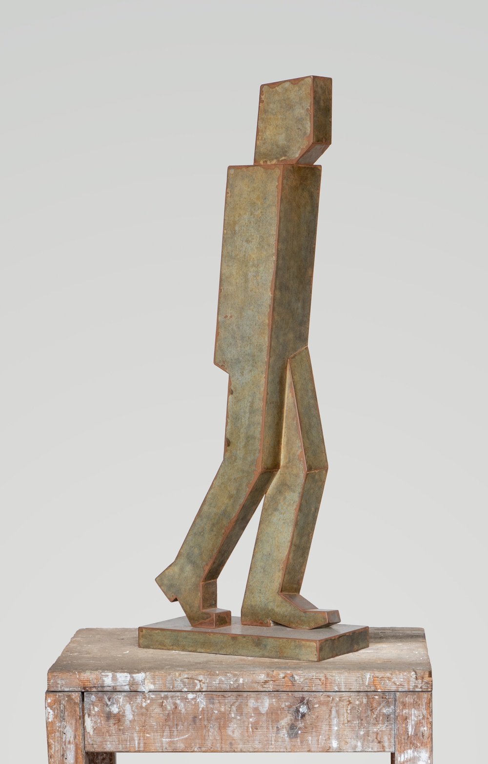 Skulptur i zinkplåt av gående man 