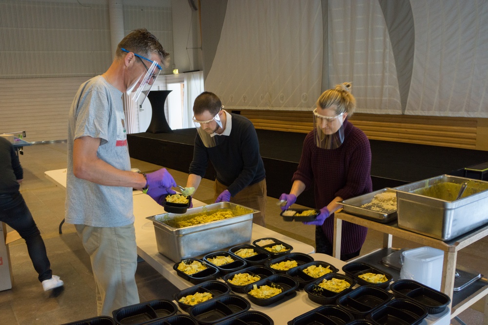 Kvadratkonsulter packar mat på Djurönäsets konferensanläggning för leverans till sjukhus i Stockholm. 