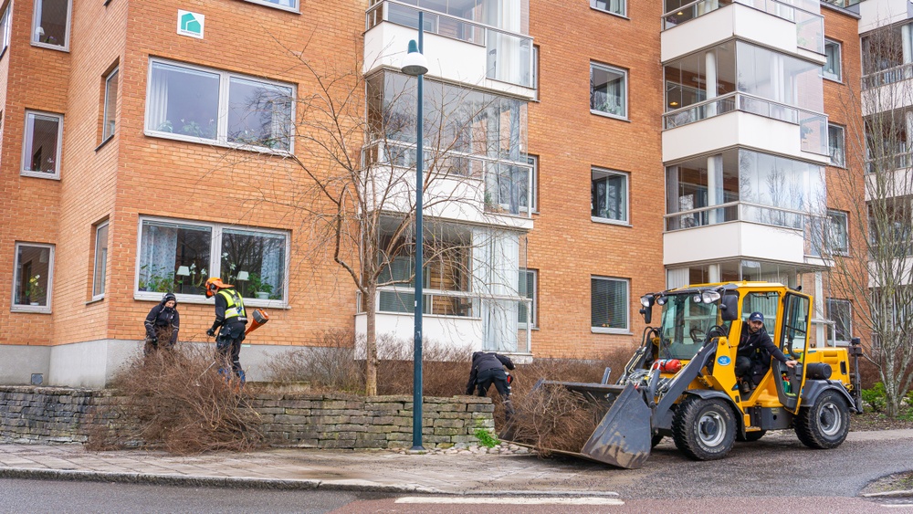 Personal på Skövdebostäder framför fastigheter i området Gamla skolan. Fotografi: Victor Hilding