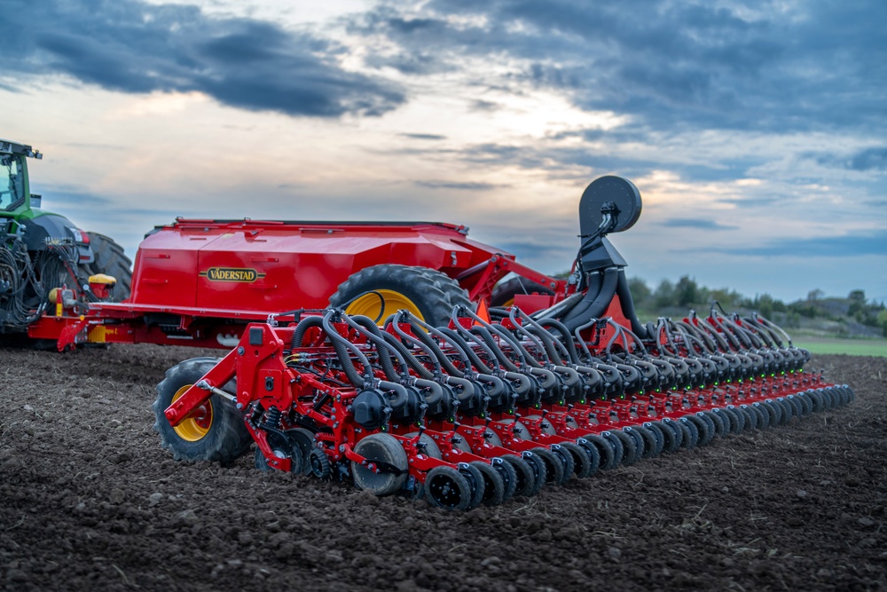 Väderstad, one of the world’s leading companies in tillage, seeding and planting, introduces the new Tempo L 16-24 Central Fill. By handling both seed and fertilizer in a bulk system, the capacity of the world-record planter is increased even...