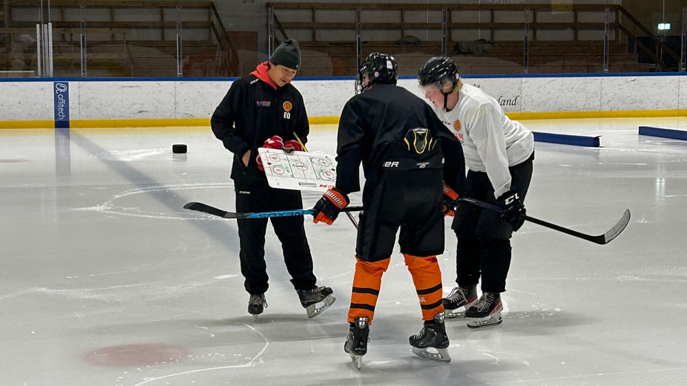 Tränare coachar elever i hockey