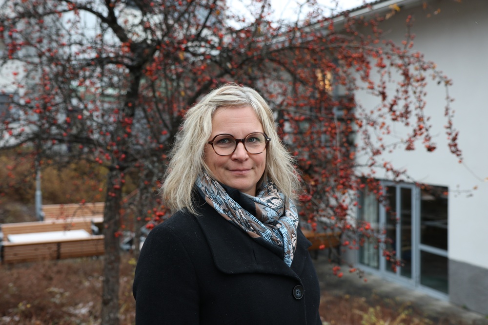 Biträdande personalchef Anna Korjus står vid kommunhuset i Lindesberg.