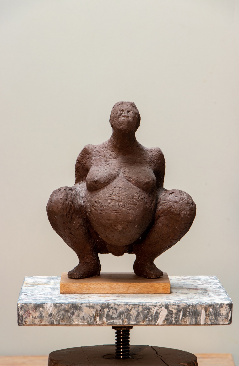 Skulptur i terracotta. Födande kvinna.