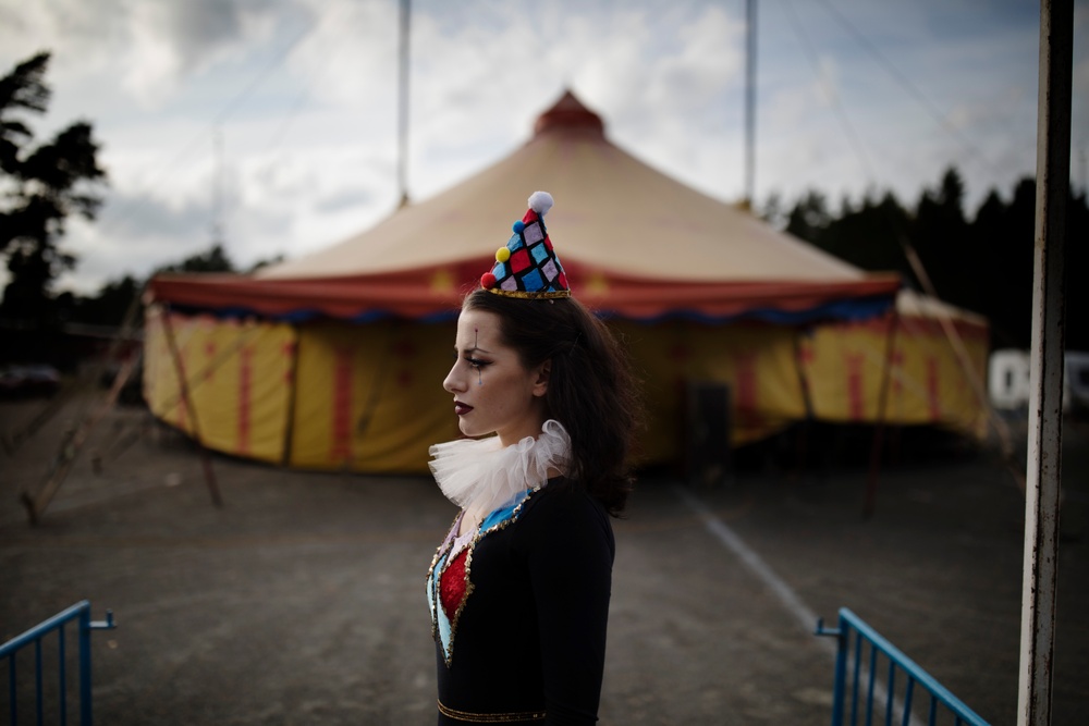 Simona Rhodin framför Cirkus Rhodins tält. Foto: Åsa Sjöström.