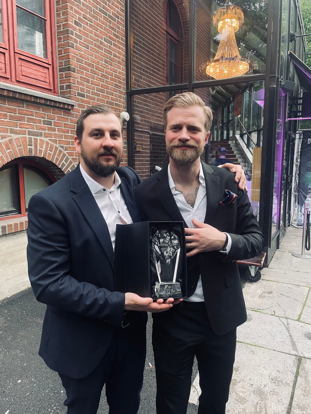 Dennis Anklev, Bar Manager och Linus Morgan, Food & Beverage Manager, at Hernö Gin Bar i Stockholm. Posing with Norse Bar Show award ”Specialist Bar of the Year in Sweden” in Oslo on JUne 7, 2022.