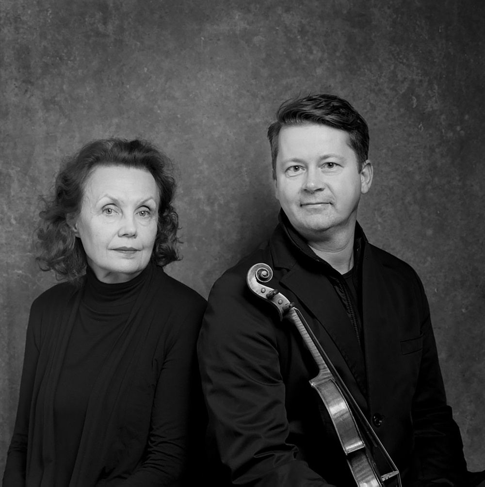 Kompositören Kaija Saariaho och violinisten Peter Herrestahl.