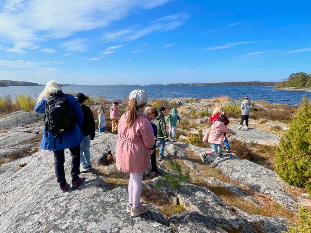 Barn som springer på klippor vid Vänern