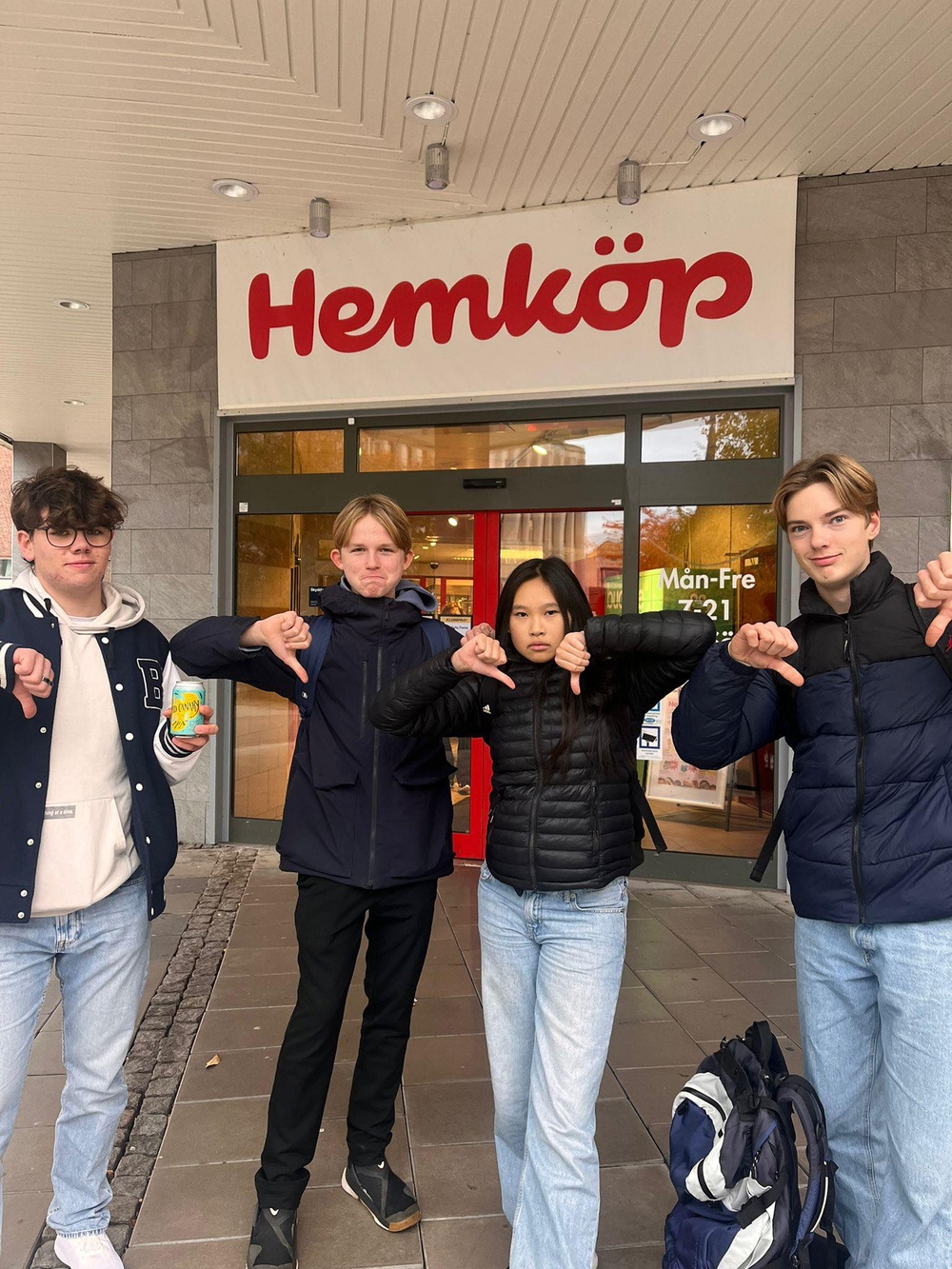 Fyra ungdomar från UNF Örebro står framför hemköp och gör tummen ner