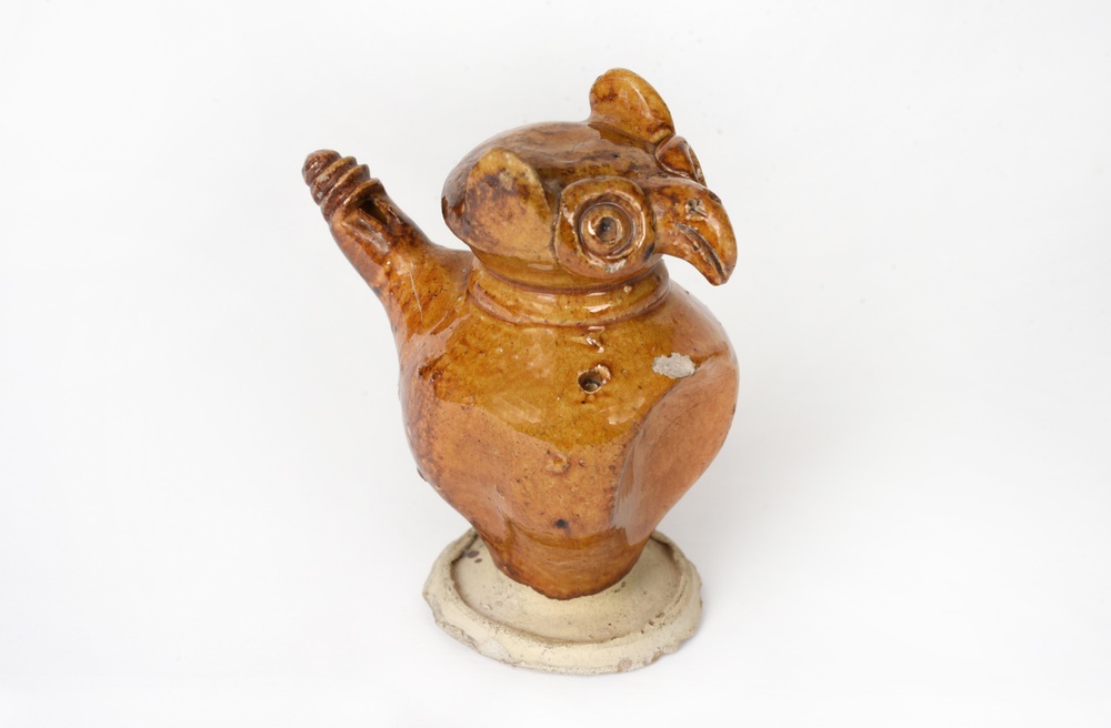 En lergök i keramik som är daterad till 1600-talets första fjärdedel. Framgrävd år 1960 i kvarteret Tegner 1 i Lund. 