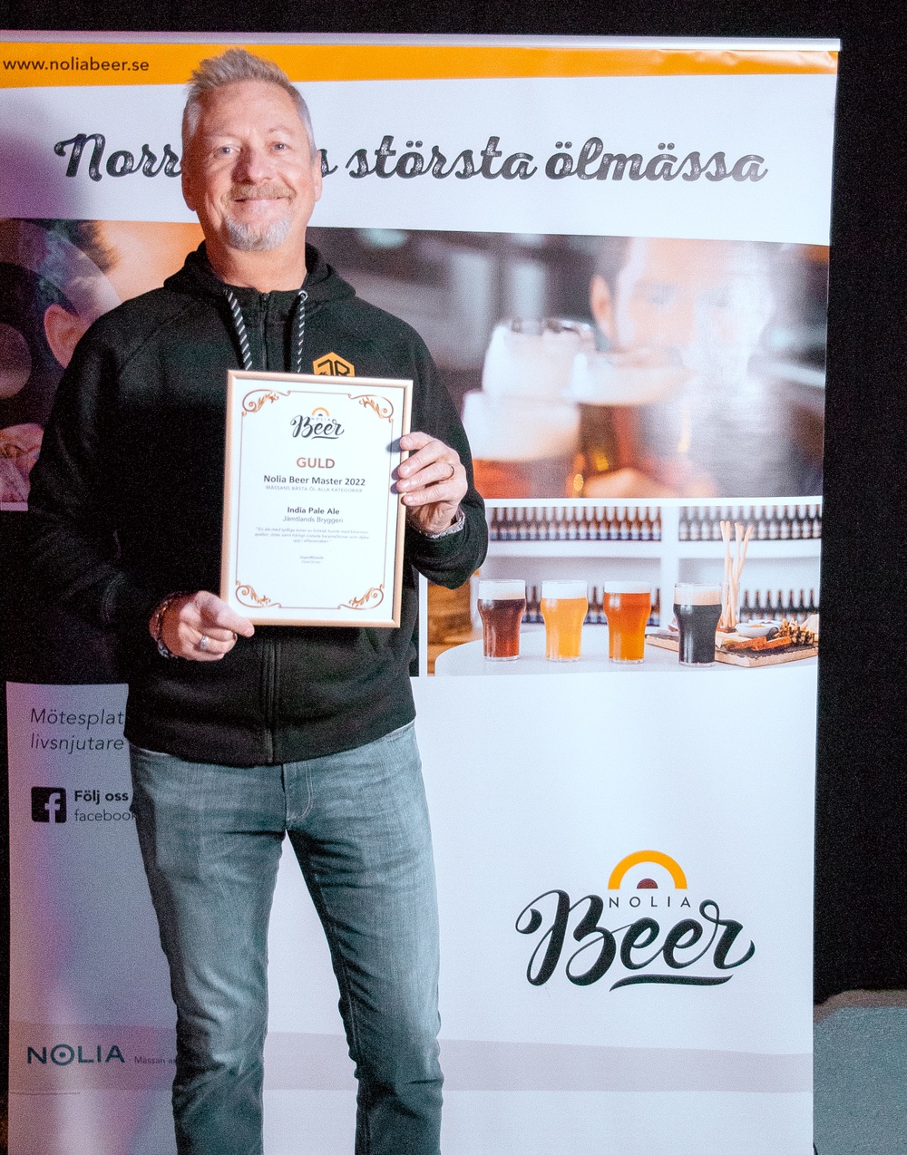 Anders Thelenius, vd på Jämtlands Bryggeri, tog emot diplomet för guld i Nolia Beer Master 2022 som innebär att de utsetts till bäst öl alla kategorier under Nolia Beers öltävling.Anders Thelenius Jämtlands Bryggeri