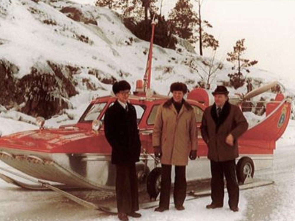 Med start 1970-talet levererade företaget, med uppfinnaren Nils och sonen Raimo i spetsen, runt 30 hydrokoptrar till Sverige. Alla dessa fick den orangea färgen. 