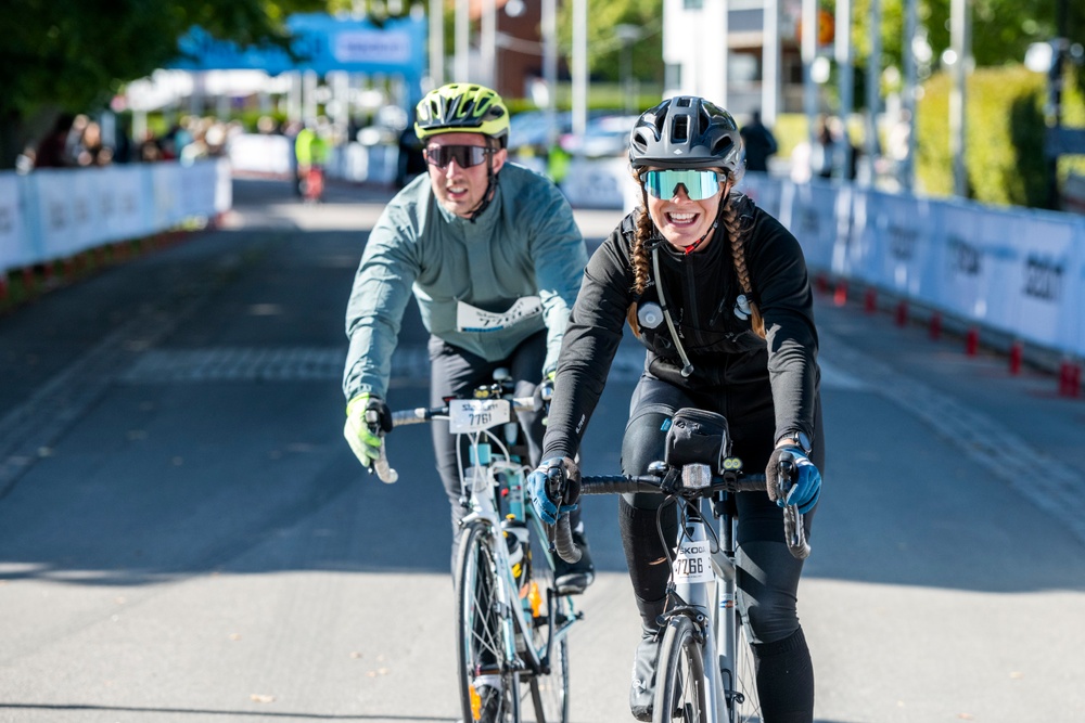 Lyckliga cyklister efter målgången i Vätternrundan 2021.