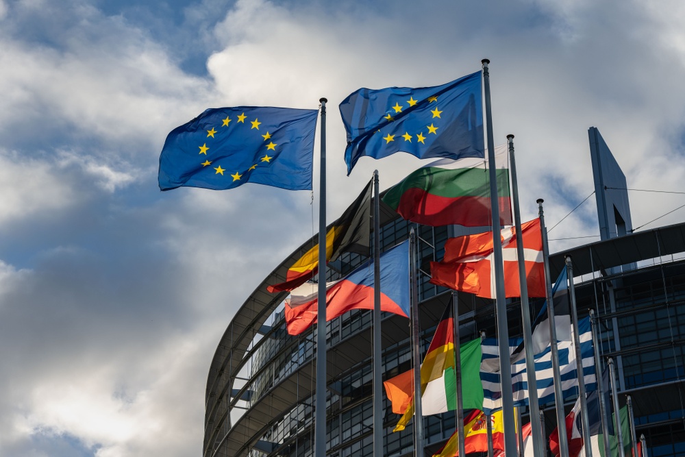 Bild på EU-flaggor framför parlamentet i Strasbourg