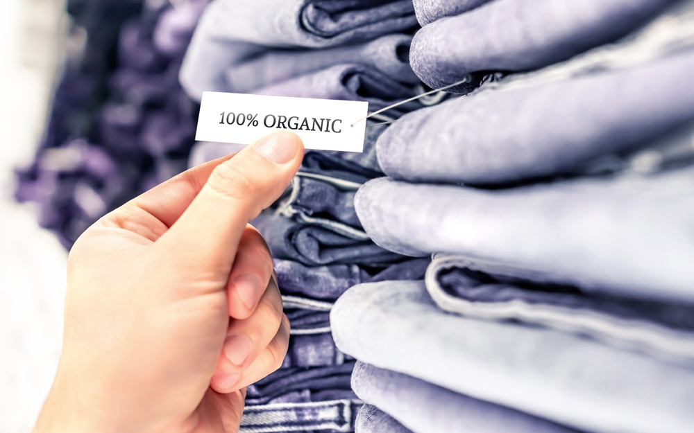 Dekorbild med en hög jeans och en lapp med texten 100 % organic.