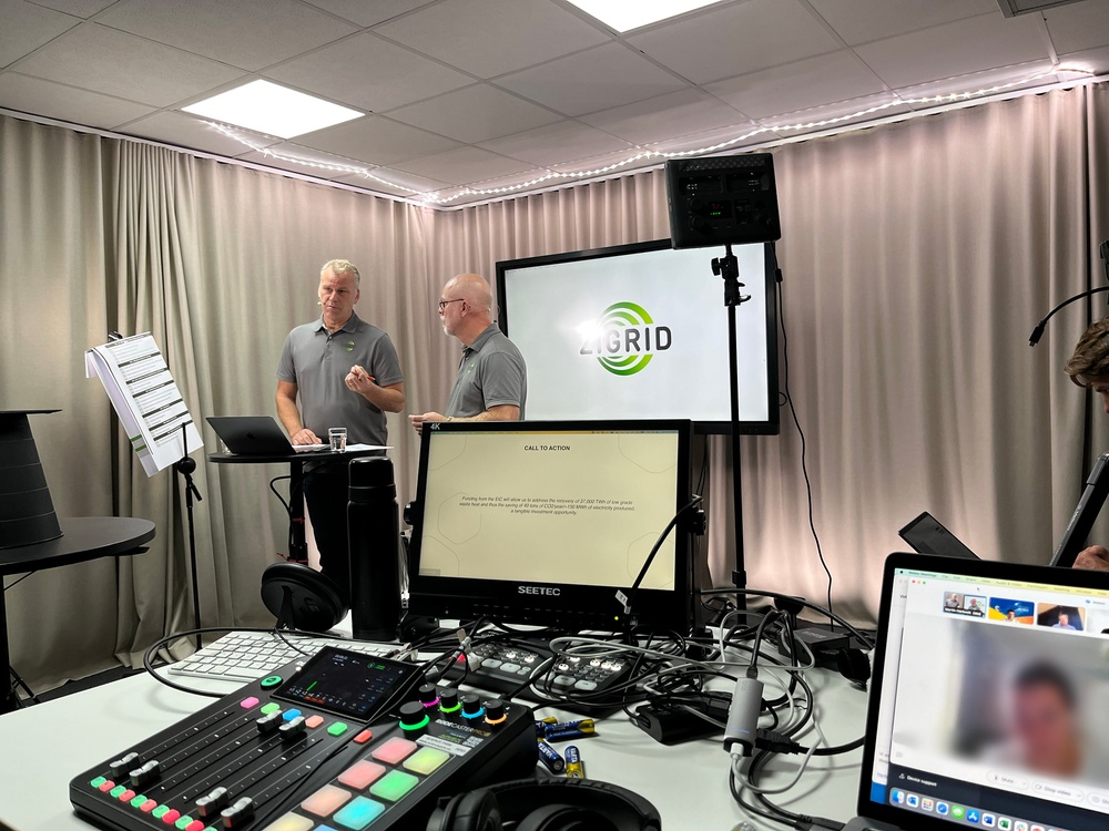 Lars Birging och Håkan Wahlgren står i en filmstudio. På en skärm bakom dem syns Zigrids logotyp och i förgrunden syns ett mixerbord och en laptop.