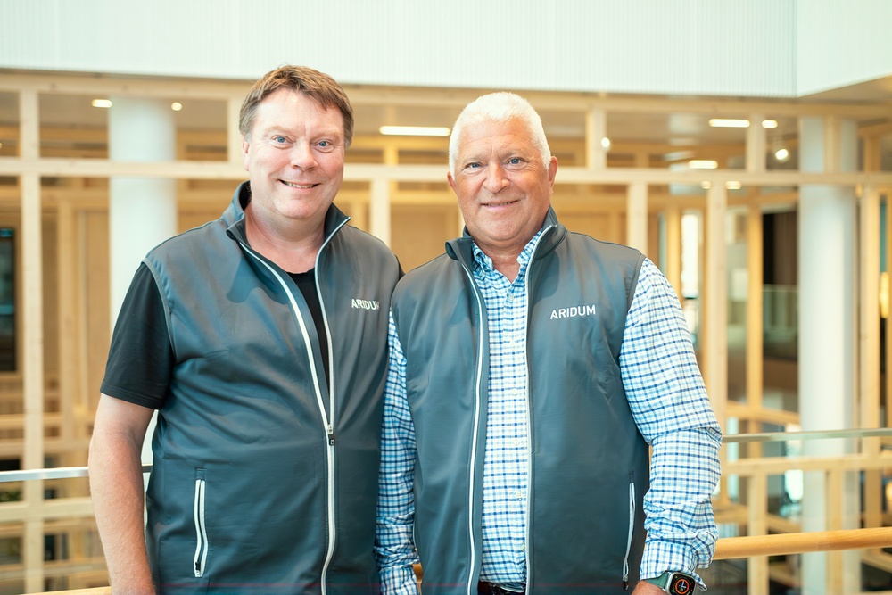 Peter Lindqvist och John Höglund står i en trappa inne i Science Park Towers i Jönköping. 