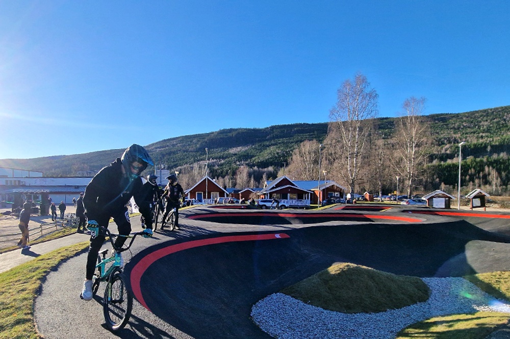 Pumptrackåkare från Jössefors IK testar Sysslebäck Pumptrackbana.