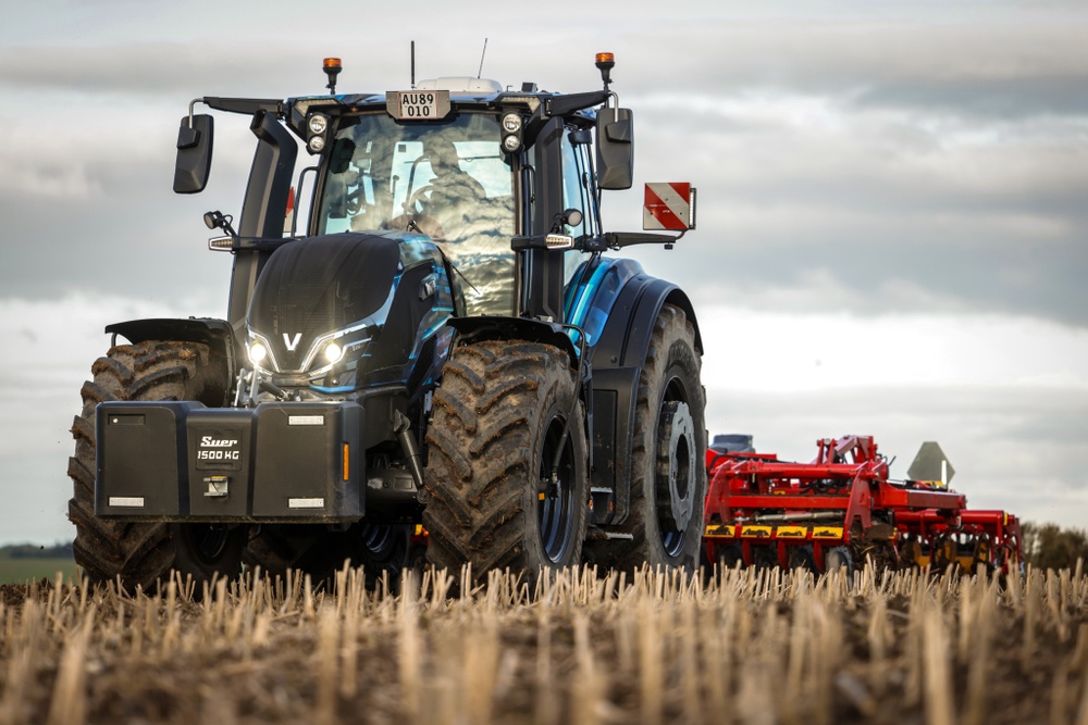 Väderstad cooperates with the tractor manufacturer Valtra to conduct a field study on adapting the tillage intensity to local variations in the field.