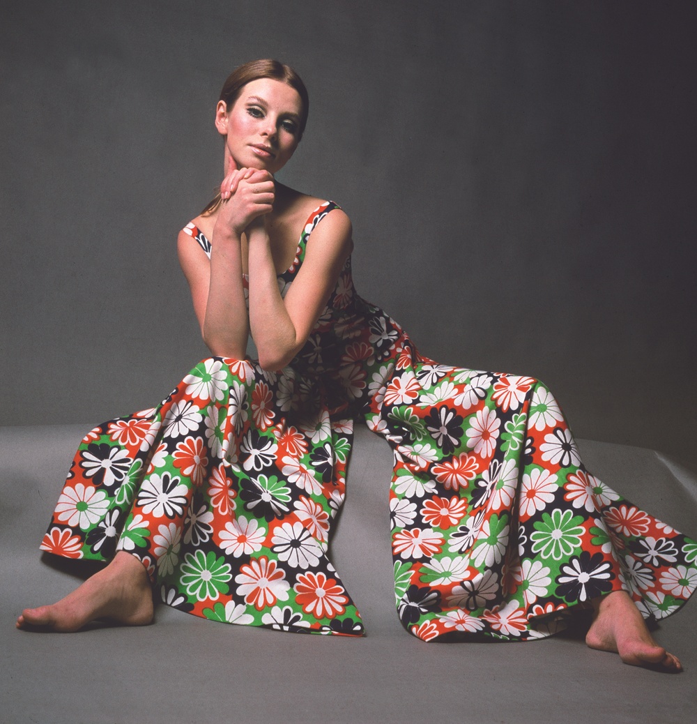 Foto: Claës Lewenhaupt.
Byxdress från vårkollektionen 1967. Materialet är 3T-jersey, ett lättskött material som Katja tog fram tillsammans med MMT. Mönstret heter Geisha eller Margueriter.