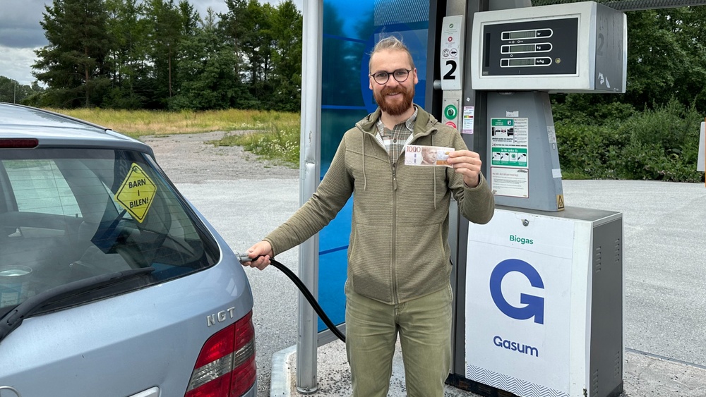 Varför kör du på biogas?
- Har varit ett smart val ekonomiskt. Tycker även det är bra att man har två drivmedel att välja mellan, att det går att köra både på biogas och bensin. 

Vad ska du göra med pengarna?
- Ska använda dem till merkostnaden som är för att besiktiga gastankarna. Blir det något över blir det pendlingspengar. 