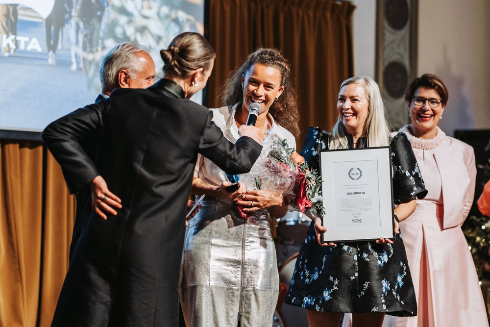 Caroline Krefting, COO and Katrin Sundal, Marketing Director at Carusel Eiendom received the ‘Commercial Space of the Year’ award for the transformation of Oslobukta.