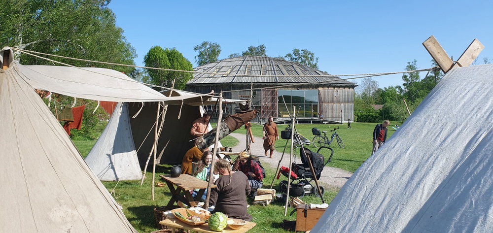 Vikingasällskapet Svíars tältläger framför Gamla Uppsala museum