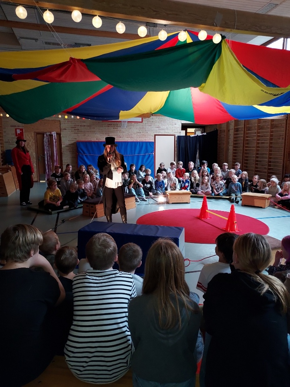 Bild från höstens föreställning, då skolpersonal intog manegen och bjöd eleverna på cirkus.
