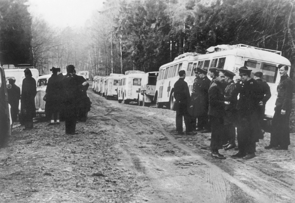 Räddningsinsatsen med Vita bussarna 1945.  Foto: Röda Korset