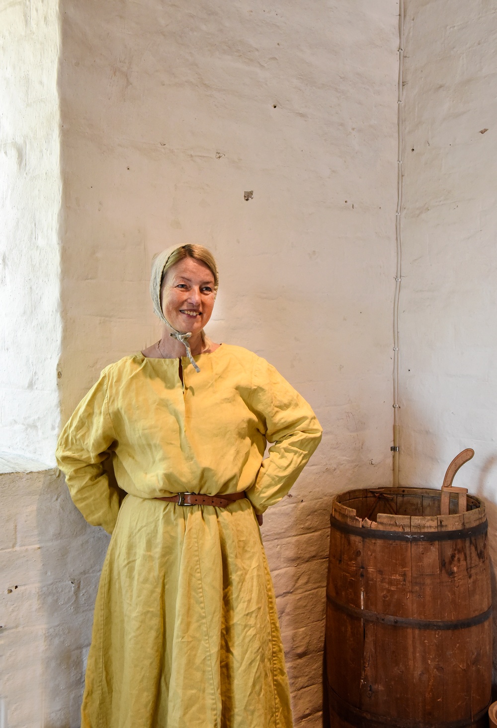 Volontären Marianne Mårtensson i Dekanhuset på Kulturen i Lund. Foto: Viveca Ohlsson, Kulturen. 