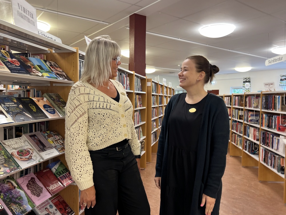 Anette Johansson och Mathilda Björkdahl på biblioteket i Nossebro.