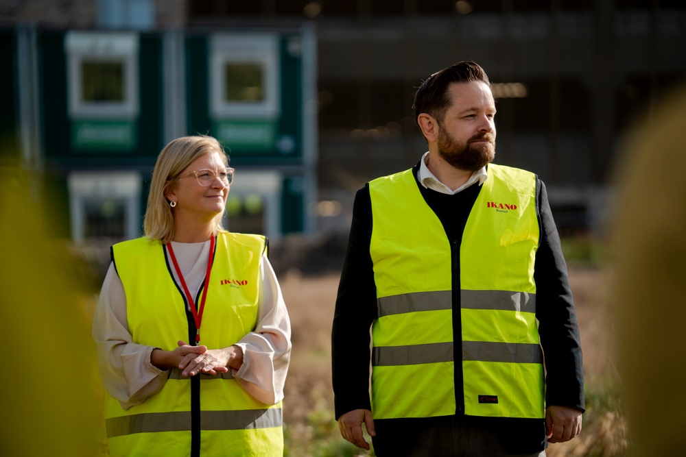 Josefine Wikström, chef nya bostäder på Ikano Bostad och Johannes Hulter, ordförande, i stadsbyggnadsnämnden Göteborgs stad. 