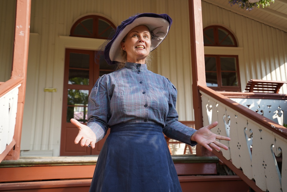 Ulrica Wallin agiterar om kvinnors rösträtt i rollen som Gertrud Zachau. Den riktiga Gertrud (1872 - 1953) var pionjär i kampen för kvinnors rätt att utöva idrott och var starkt engagerad i rörelsen för kvinnors politiska rösträtt. År 1905 startades FKPR i Uddevalla inom vilken Gertrud Zachau valdes till ordförande och som centralstyrelsemedlem i Stockholm